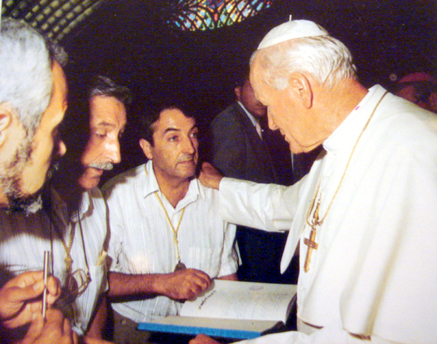 Miembros de la Junta de Gobierno presentan ante SS. Juan Pablo II durante una Audiencia el Libro de Actas en el que se recoge su nombramiento como Cofrade de Honor.